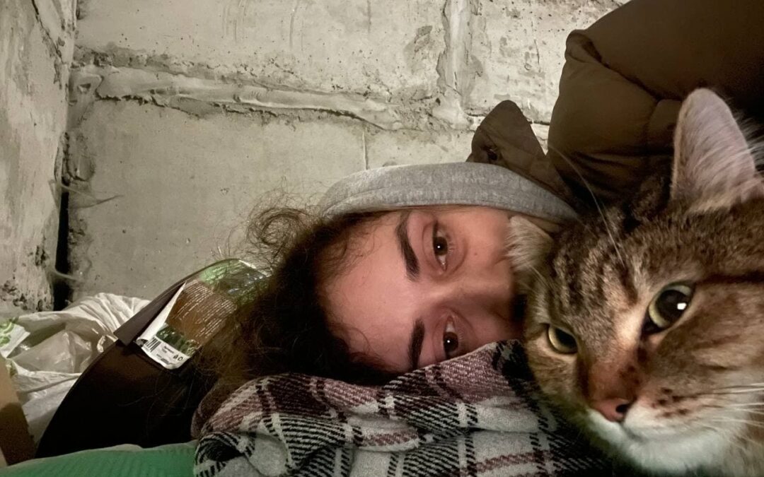 „Russische Soldaten vergewaltigen Frauen und die Toten werden einfach auf Müllhaufen weggeworfen. Sie öffnen die Keller, wo sich Leute verstecken, und erschießen diese“, so Anastasija Taran, 30 Jahre alt, Irpin ‒ Lwiw